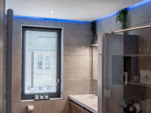 badkamer verbouwing zwevend plafond - philips hue licht badkamer