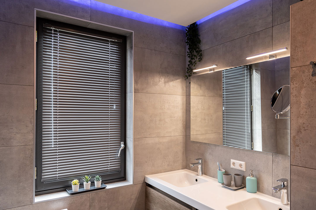 badkamer verbouwing zwevend plafond - philips hue licht badkamer
